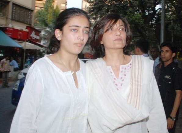 Akshara Haasan with her mom Sarika